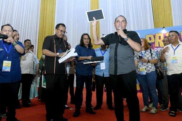 Dukung Tugas Wartawan, Gubermur Edy Rahmayadi Serahkan Bantuan Tablet